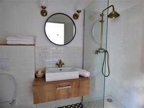 Habitación Confort (Gatsby) | Baño | Regadera, regadera tipo lluvia, secadora de cabello, toallas 