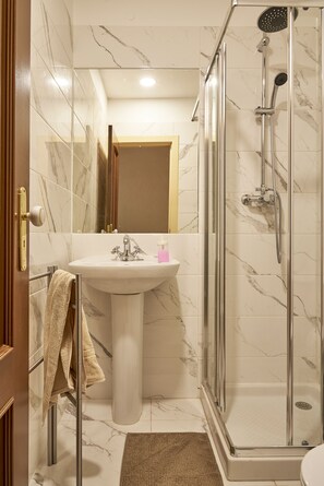 Shower, bathrobes, towels - Campo Pequeno Avenida (Lisbon)