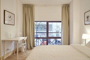 Deluxe Double Room, Shared Bathroom - Campo Pequeno Avenida (Lisbon)