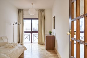 Chambre simple, salle de bains commune | Espace de travail pour ordinateurs portables, rideaux d’obscurcissement