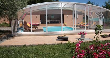 Villas 1 ch entiÚrement climatisée avec piscine partagée, chauffée et couverte