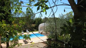 Alberca al aire libre y alberca climatizada