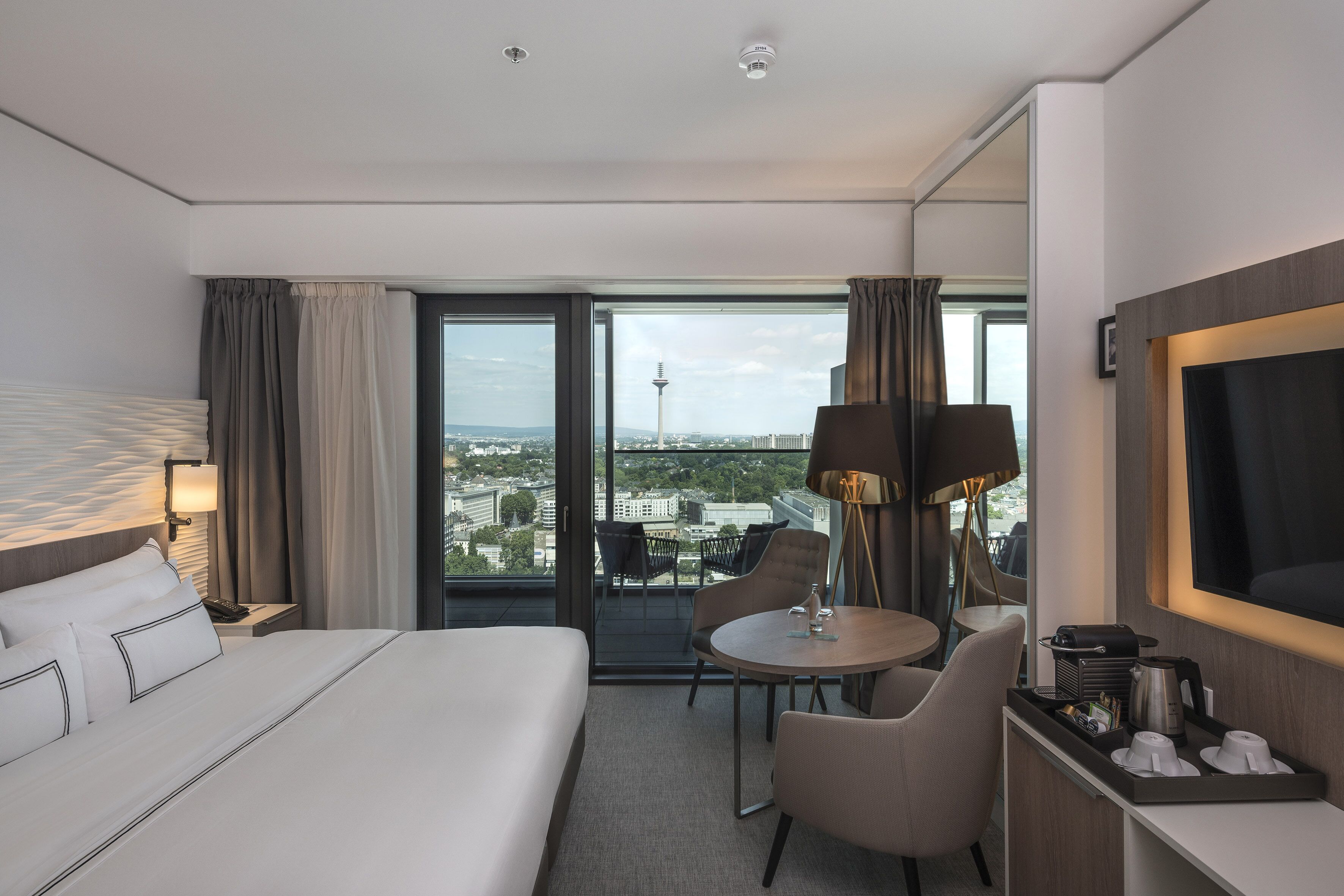 The Level Premium Room with Skyline View | Minibar, coffres-forts dans les chambres, rideaux occultants
