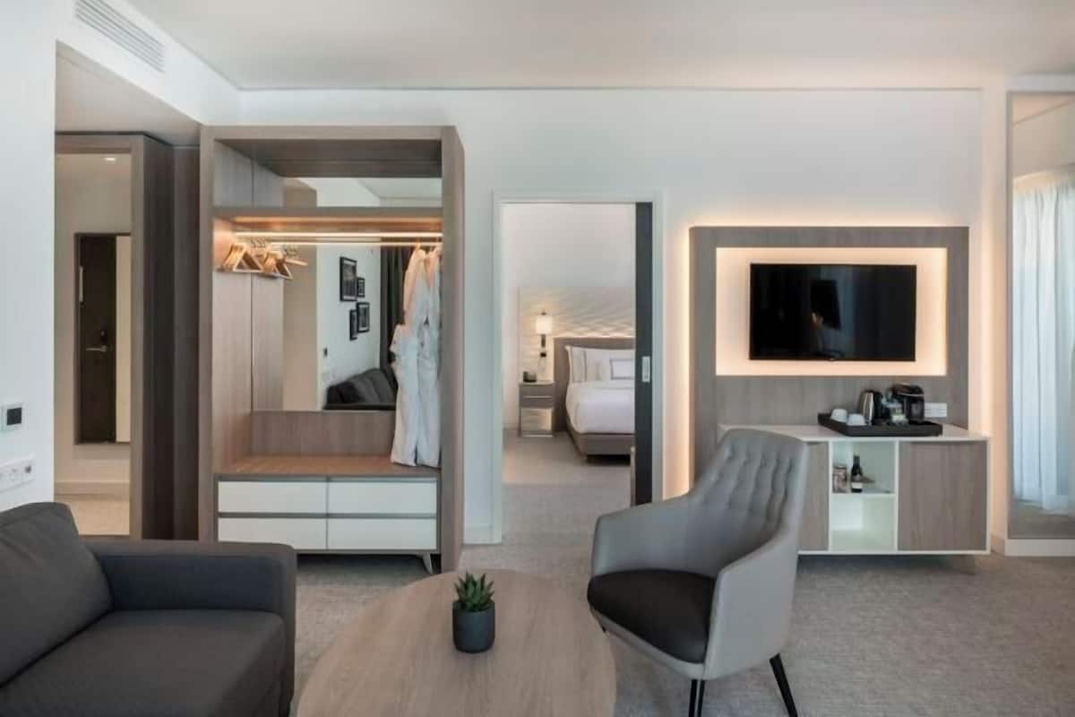 Minibar, Zimmersafe, Verdunkelungsvorhänge, schallisolierte Zimmer
