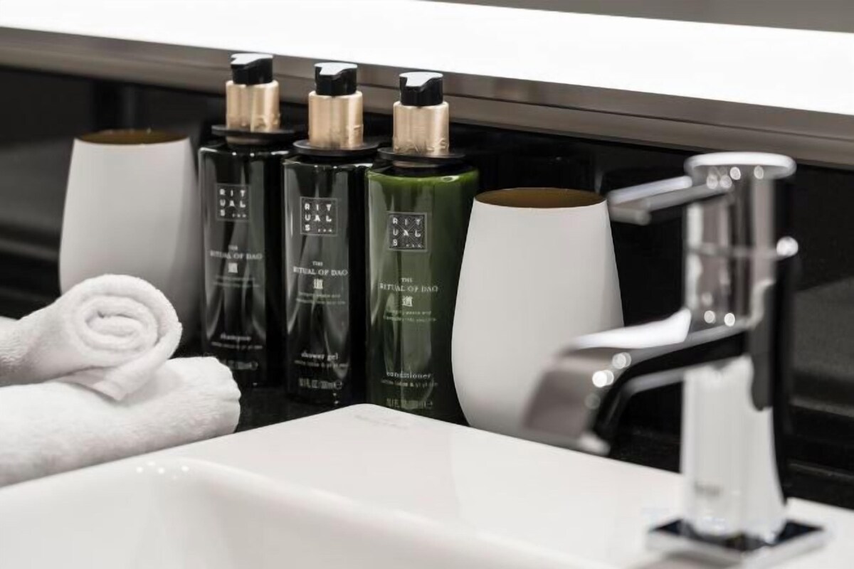 Bathroom amenities | Shower, free toiletries, hair dryer, towels