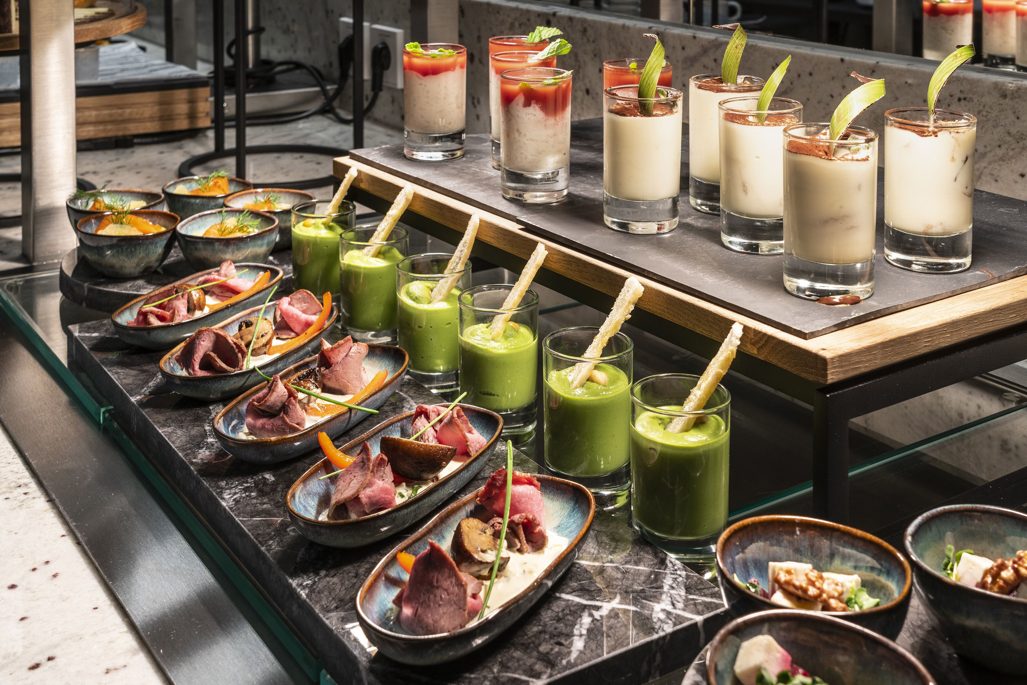 Diversos productos alimenticios y bebidas exhibidos sobre una encimera de mármol.