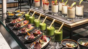 Diversos productos alimenticios y bebidas exhibidos sobre una encimera de mármol.