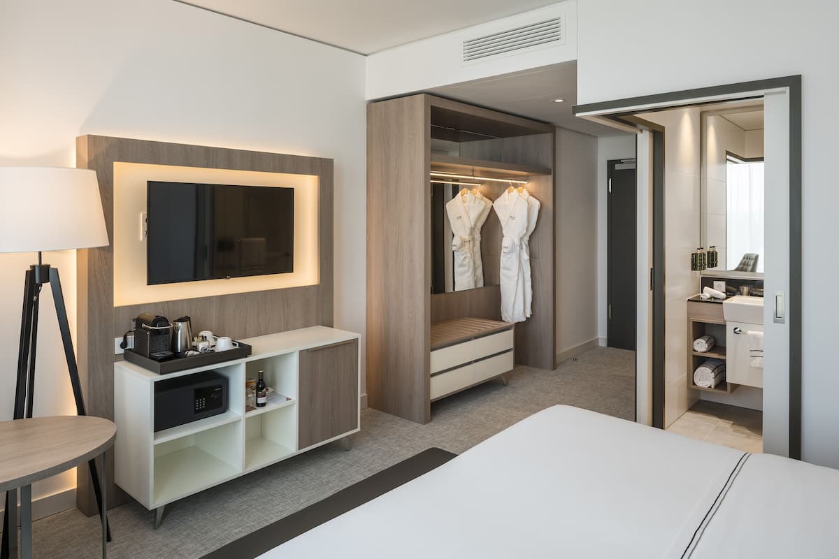 Minibar, Zimmersafe, Verdunkelungsvorhänge, schallisolierte Zimmer