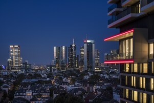Fachada de la propiedad por la tarde o noche
