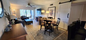 TV connectée, lecteur de DVD, livres