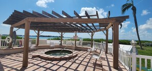 Tina de hidromasaje al aire libre
