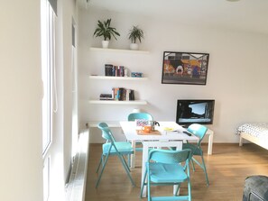 Standard Apartment | In-room dining