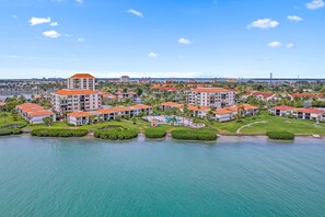 Exterior - Beautiful updated 3rd floor condo with open floor plan and lovely water views (St. Petersburg)