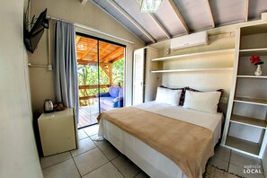 Habitación superior | Caja de seguridad en la habitación y tabla de planchar con plancha 