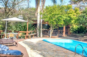 室外游泳池，10:00 至 21:00 开放，池畔遮阳伞