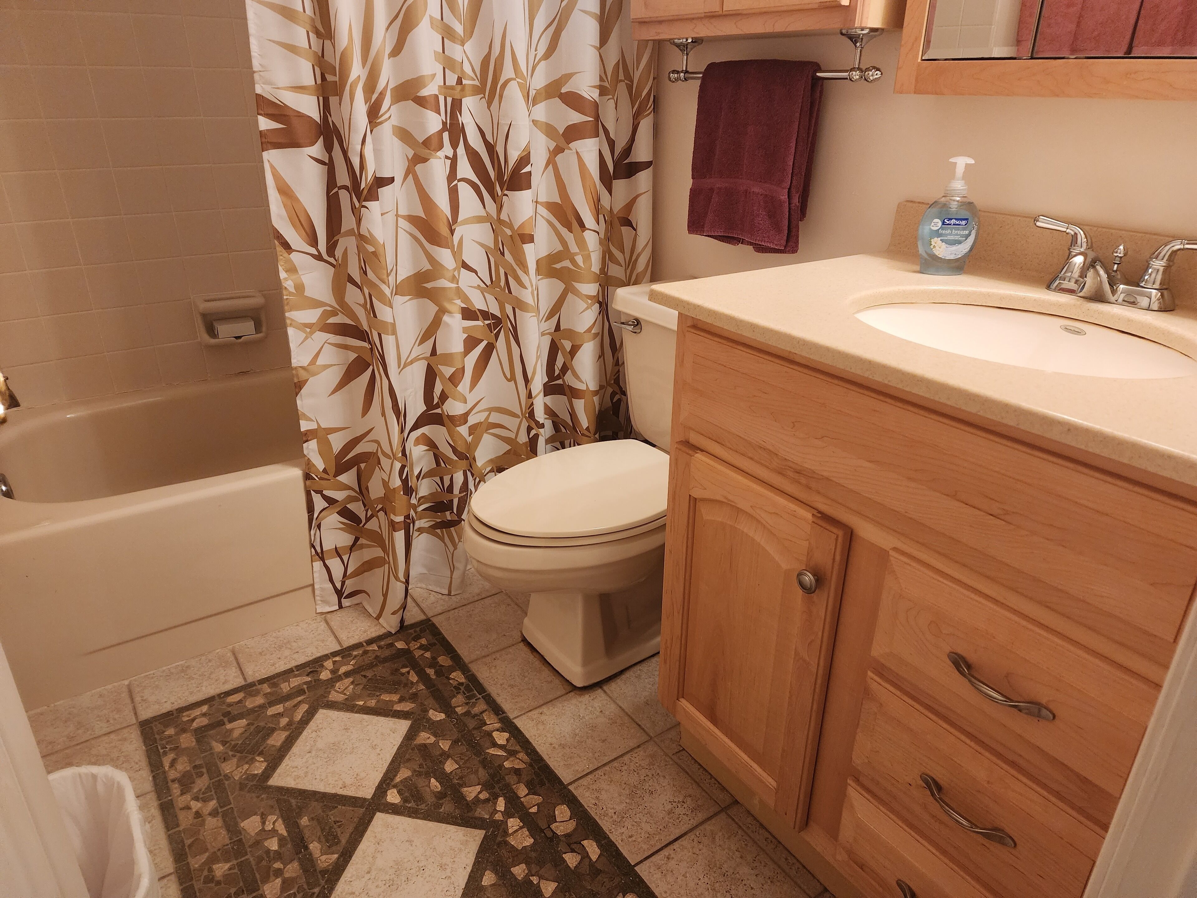Ein Badezimmer mit Badewanne, Toilette und Waschbecken.
