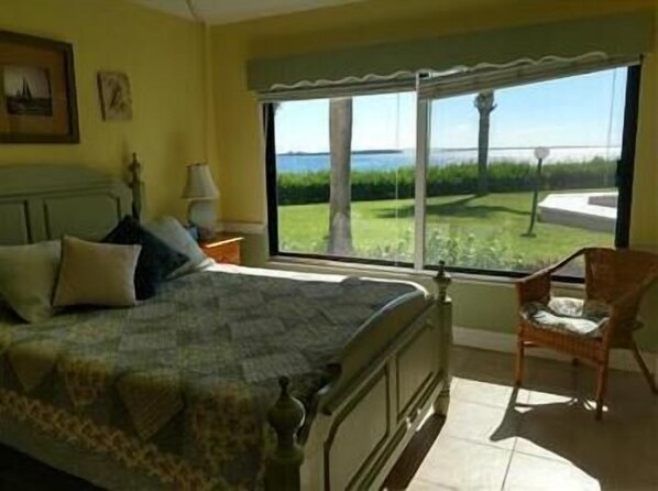 2 bedrooms, desk, iron/ironing board, free WiFi - Incredible ground floor villa with water views of Bay and waterside pool! (St. Petersburg)