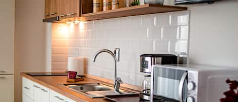 Kühlschrank, Mikrowelle, Ofen, Herdplatte