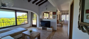 Detached house with terrace in the middle of a pine forest with sea view