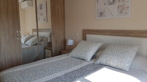 2 chambres, fer et planche à repasser, Wi-Fi, draps fournis