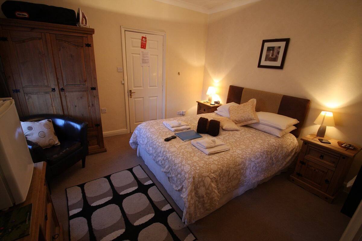 Desk, laptop workspace, iron/ironing board, free WiFi