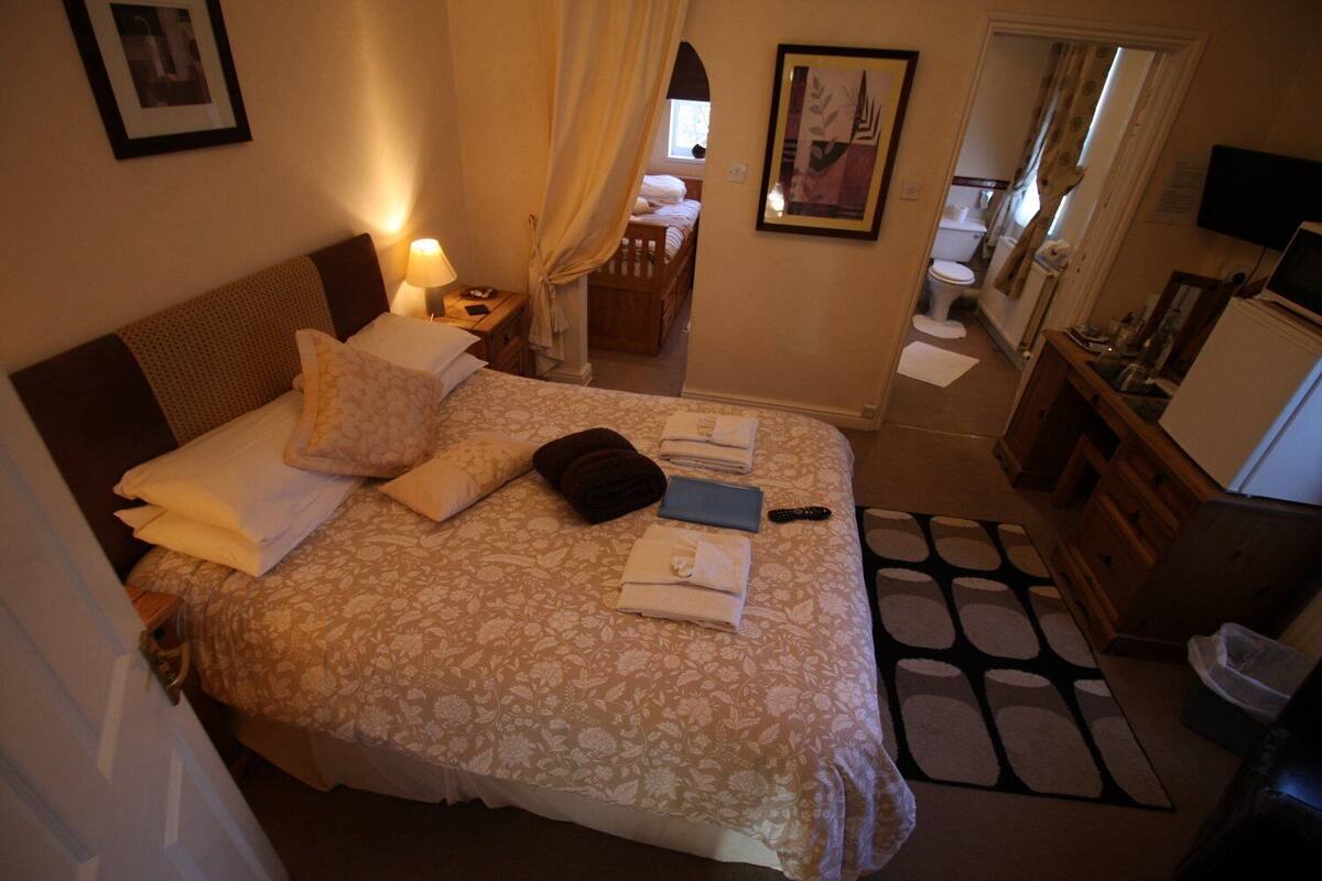 Desk, laptop workspace, iron/ironing board, free WiFi