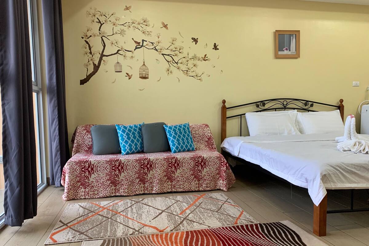 Signature Studio, Canal View | Hypo-allergenic bedding available, blackout drapes, iron/ironing board