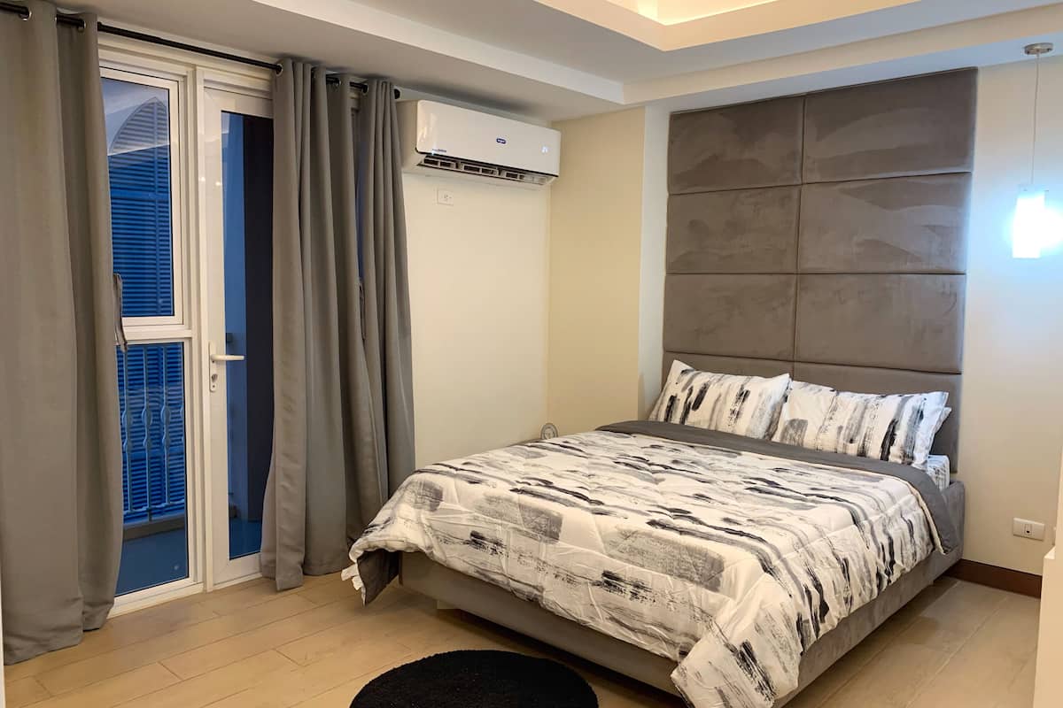 Design Studio | Hypo-allergenic bedding available, blackout drapes, iron/ironing board