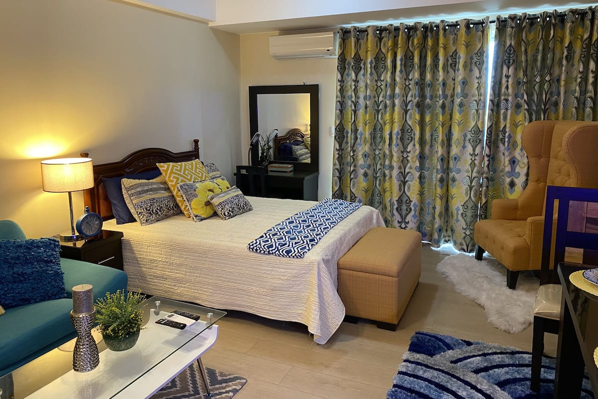 Royal Studio Suite | Hypo-allergenic bedding available, blackout drapes, iron/ironing board