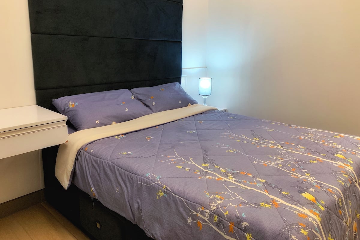 Design Studio Suite | Hypo-allergenic bedding available, blackout drapes, iron/ironing board