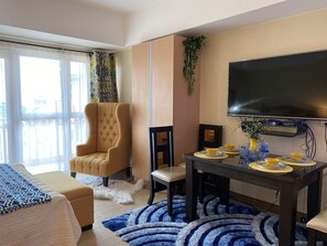 Studio Suite Royal | Seprai antialergi dan didekorasi berbeda-beda
