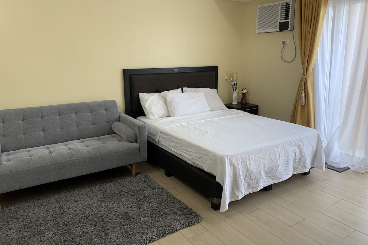 Elite Studio | Hypo-allergenic bedding available, blackout drapes, iron/ironing board