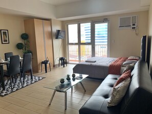 Estúdio premium, 1 cama Queen, vista para o canal | Roupas de cama antialérgicas, individualmente decorados