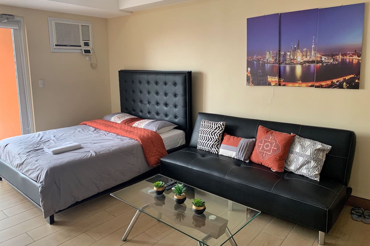 Premium Studio, 1 Queen Bed, Canal View | Hypo-allergenic bedding available, blackout drapes, iron/ironing board