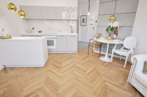 Lägenhet Design | Eget pentry | Kylskåp, ugn, spishäll och vattenkokare