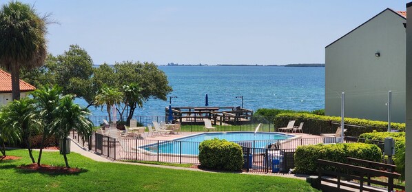 Een verwarmd zwembad