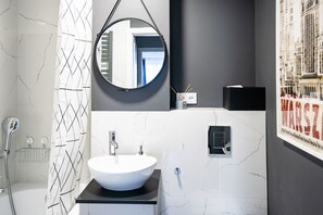 Leilighet – city | Bad | Badekar, håndklær og toalettpapir