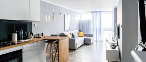 Apartamento urbano | Cozinha americana privada | Geladeira grande, fogão, cooktop, chaleira elétrica