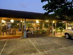 Outdoor dining - Nyiur Indah Beach Hotel (Pangandaran)