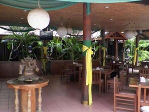 Outdoor dining - Nyiur Indah Beach Hotel (Pangandaran)