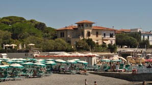 A beachside villa with multiple rooms, a pool, and beach umbrellas. - Residenza Venus - Venus Grazioso bilocale -50 mt dal mare (Castiglioncello)