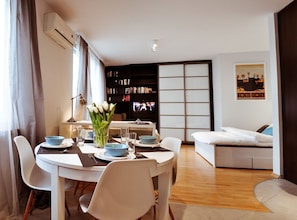 Comfort-Apartment | Essbereich im Zimmer