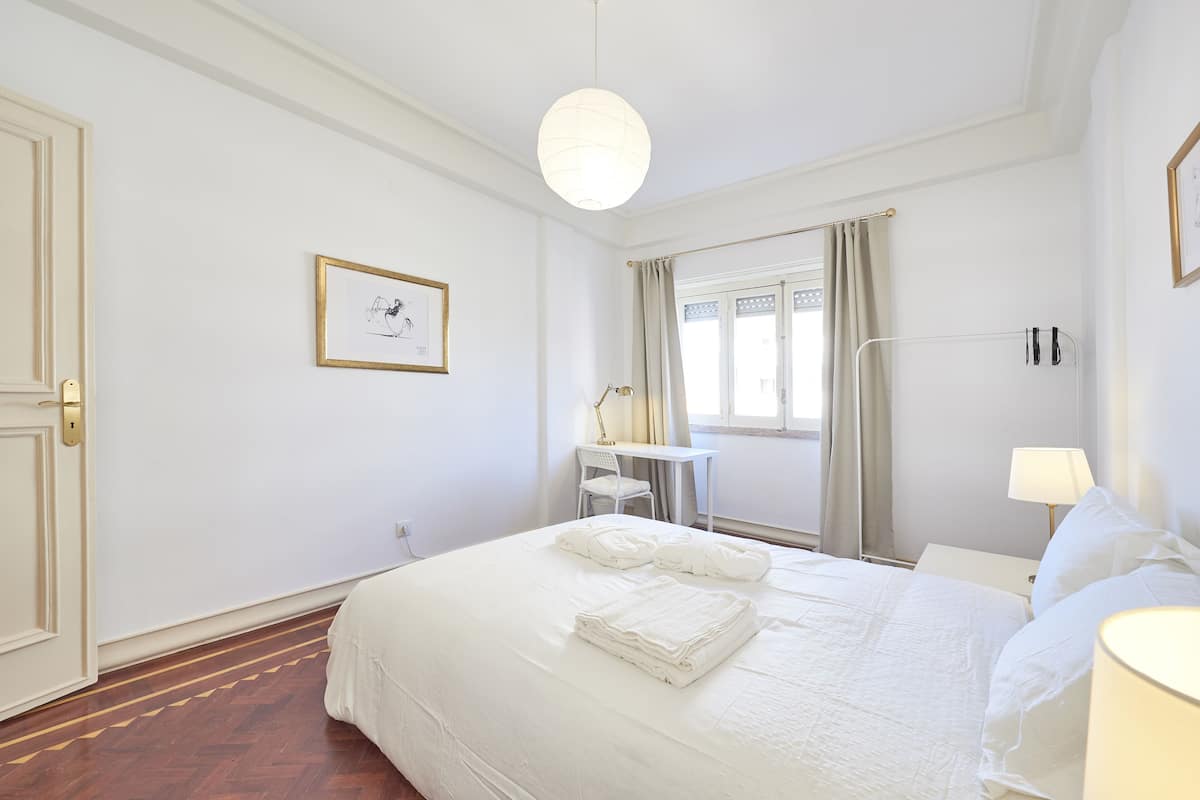 Habitación estándar doble, baño compartido | Cortinas opacas, sistema de insonorización, wifi gratis y ropa de cama