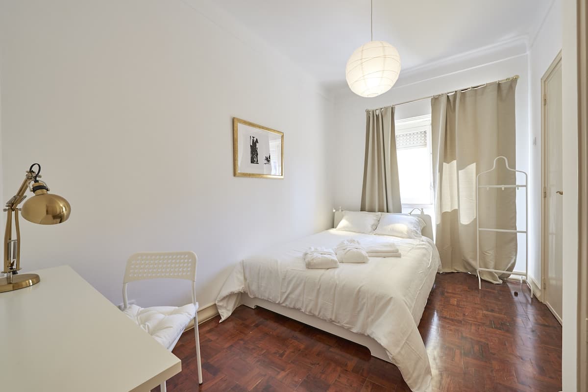 Habitación doble, baño privado | Cortinas opacas, sistema de insonorización, wifi gratis y ropa de cama