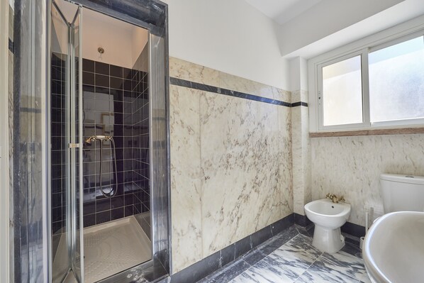 Bathroom - Campo Pequeno Prestige (Lisbon)