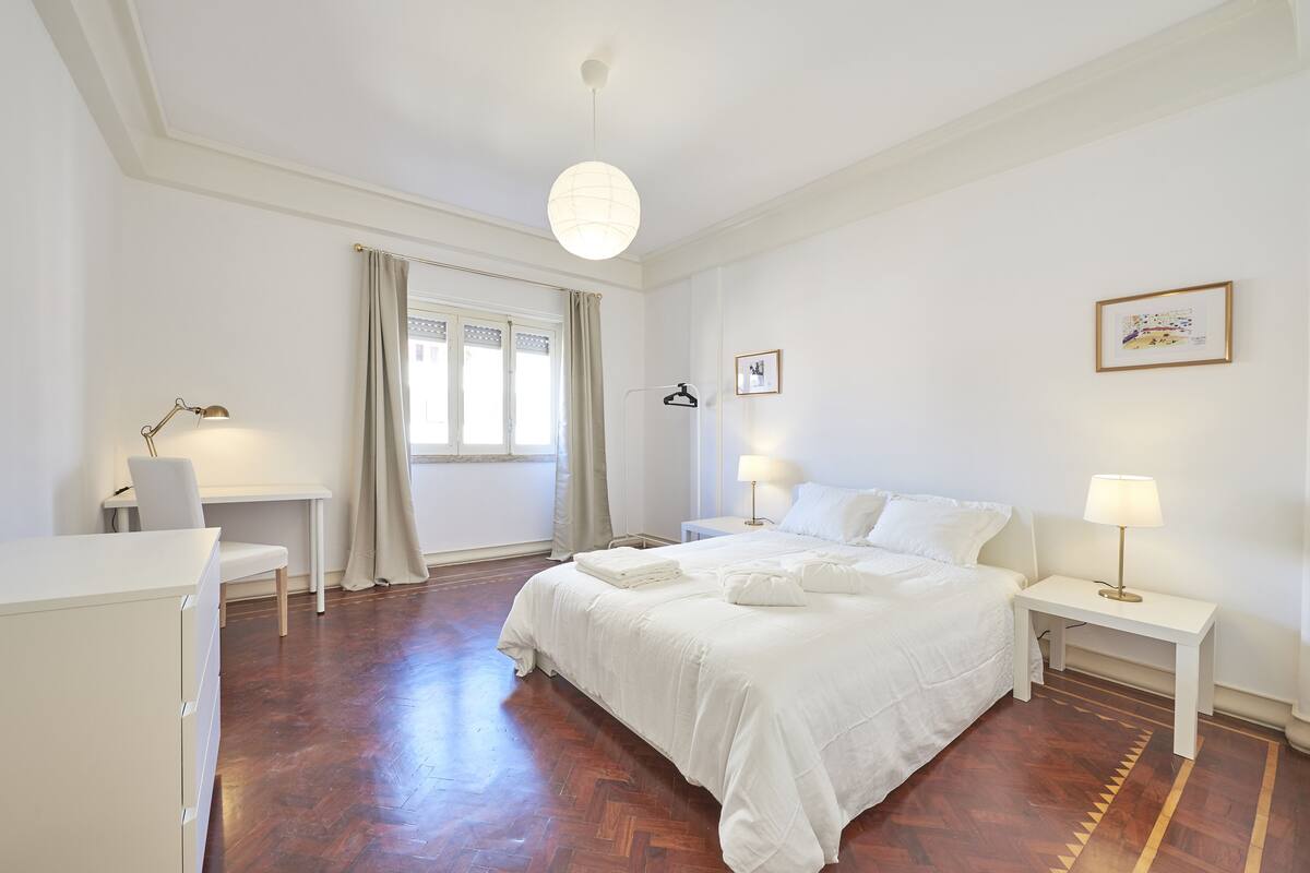 Habitación doble, baño compartido | Cortinas opacas, sistema de insonorización, wifi gratis y ropa de cama