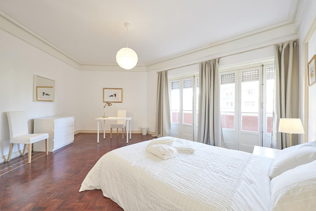 Habitación doble superior, baño compartido | Cortinas opacas, sistema de insonorización, wifi gratis y ropa de cama