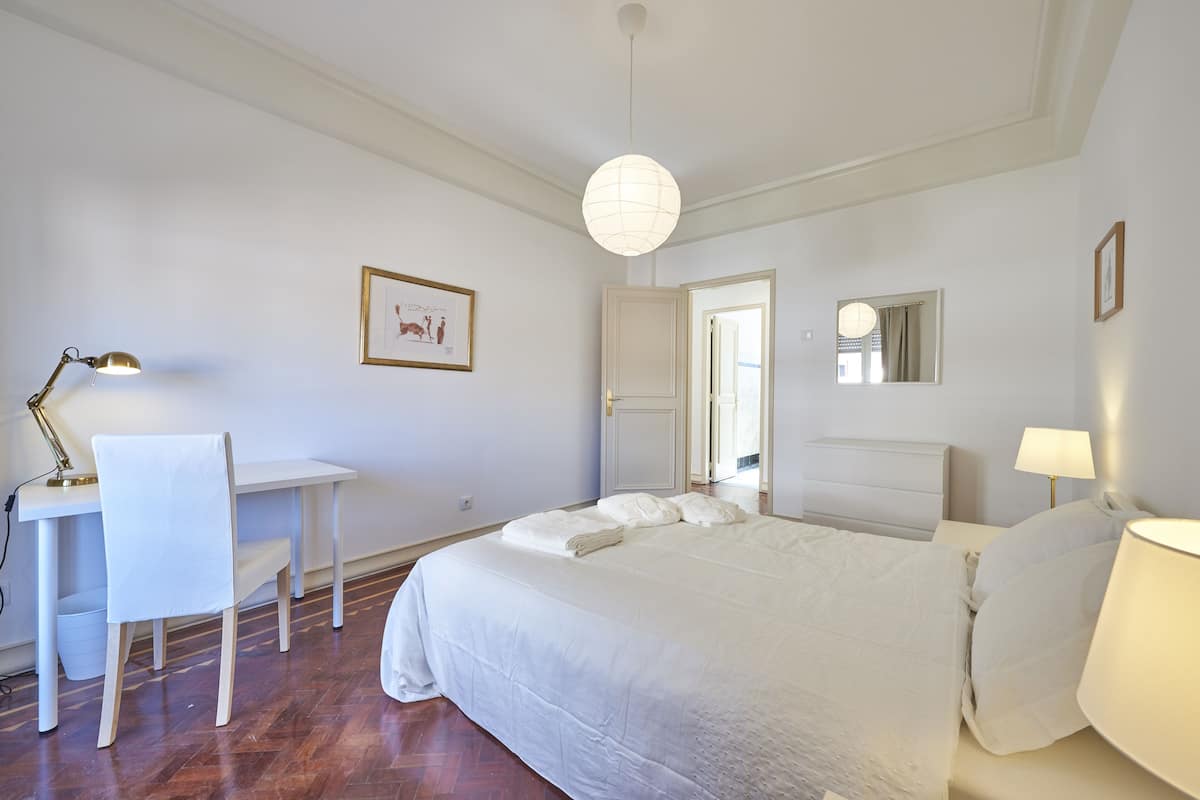 Habitación doble, baño compartido (Balcony) | Cortinas opacas, sistema de insonorización, wifi gratis y ropa de cama
