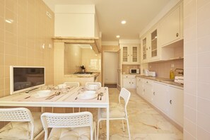 Full-size fridge, microwave, stovetop, cookware/dishes/utensils - Campo Pequeno Prestige (Lisbon)