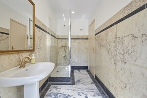Douche, serviettes fournies